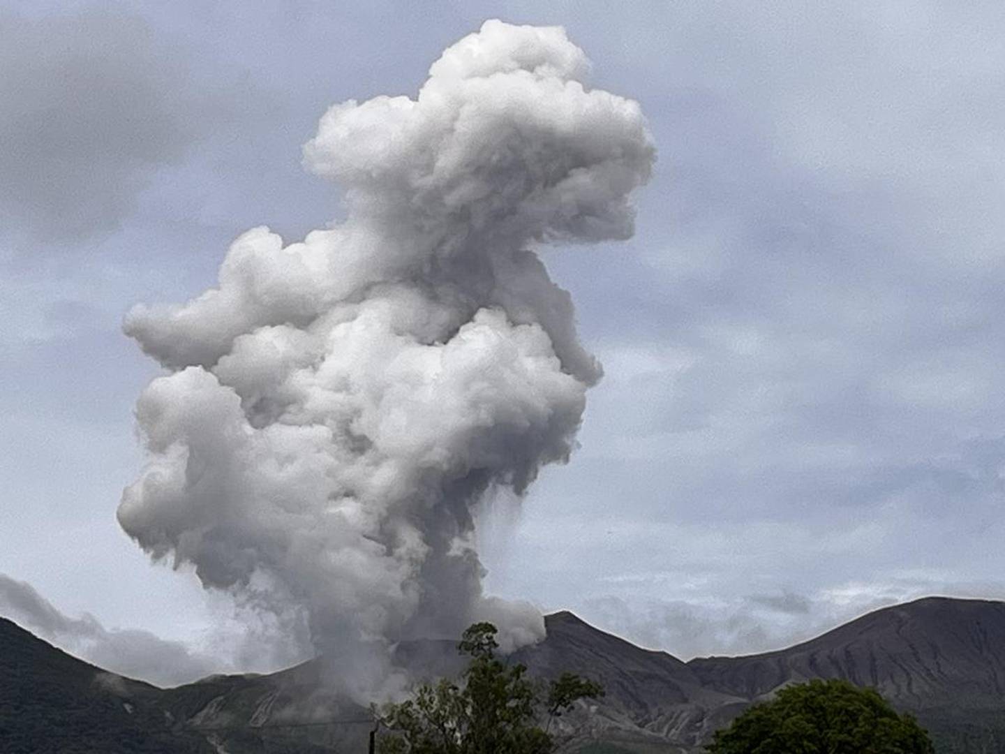 Los materiales lanzados por las recientes erupciones no llegan más allá de la cima del volcán y un radio de dos kilómetros desde el cráter, por lo que los expertos no prevén mayor afectación en el presente ciclo eruptivo.  Foto: CNE