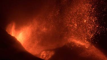 (Video) Colada de lava se desborda en el cono principal del volcán de La Palma