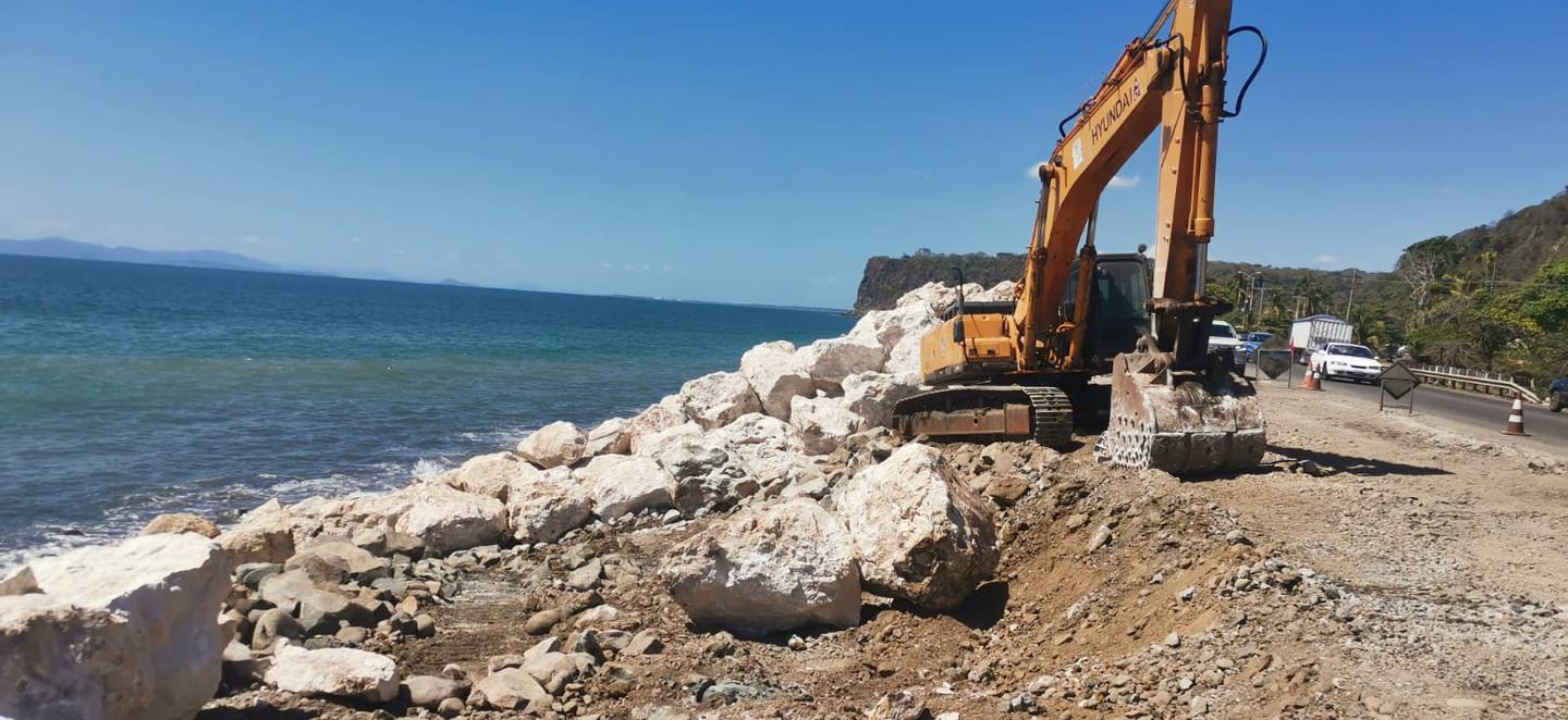 La CNE dice que invierte otros ₡600  millones en Caldera para proteger la vía principal, la escuela y algunas estructuras que se inundan cada vez que el mar rebasa la vía. Foto: Cortesía CNE.