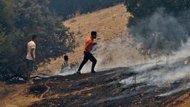 Argelia, en duelo, sigue luchando contra los incendios