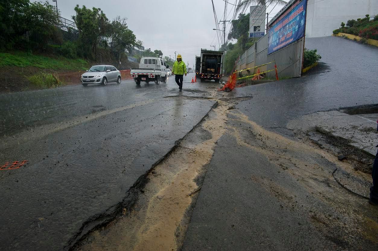 71 personas afectadas por caída de lodo en La Uruca | La Nación