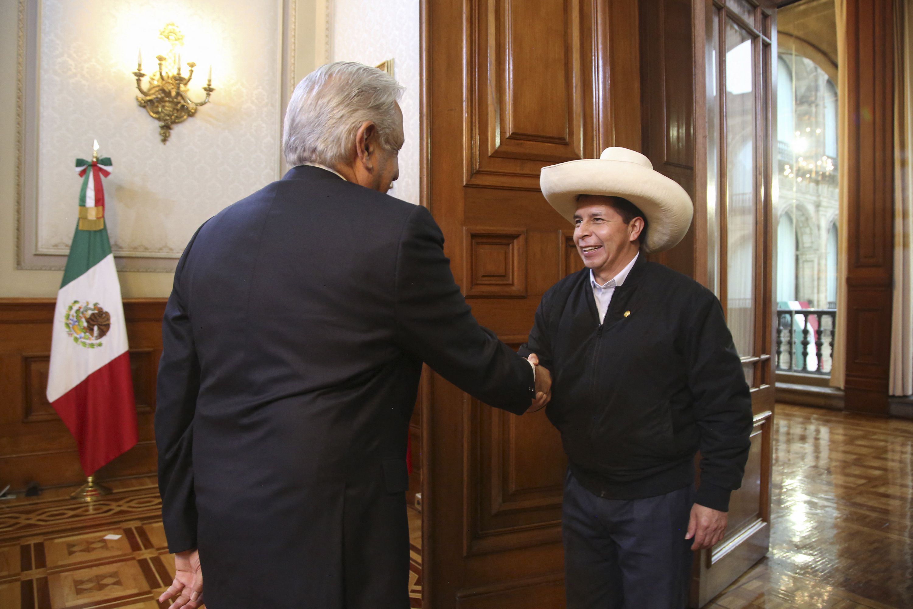 El 17 de septiembre de 2021, el presidente de México, Andrés Manuel López Obrador (izquierda), saludó al entonces mandatario peruano, Pedro Castillo, antes de participar en la Sexta Cumbre de la Comunidad de Estados Latinoamericanos y Caribeños (CELAC), en el Palacio Nacional de la Ciudad de México. 