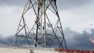 Peligro obligó al ICE a retirar torres y cables de alta tensión sobre techos de La Carpio  