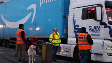 Empleados de Amazon en Reino Unido protestan por mejores condiciones laborales