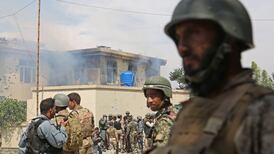 Talibanes se apoderan de base policial en Afganistán tras rendición en masa