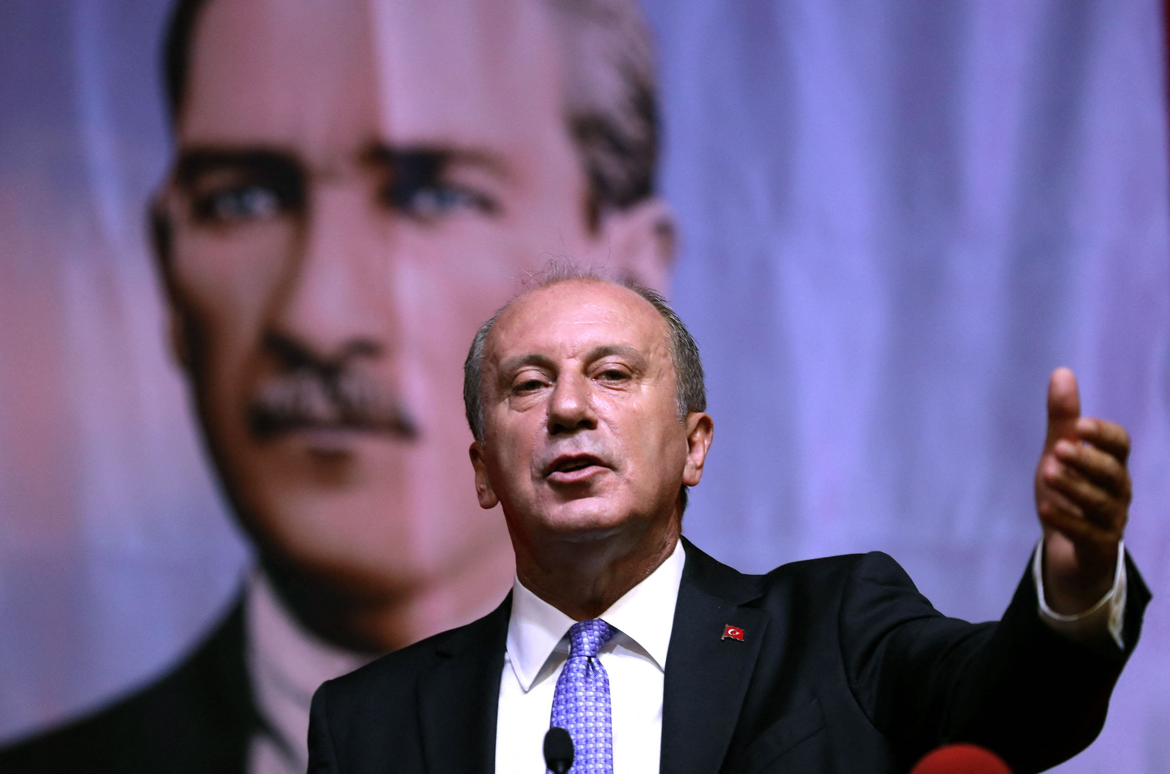 El excandidato presidencial Muharrem Ince del Partido Republicano del Pueblo (CHP) se dirige a una conferencia de prensa frente a una imagen de Kemal Ataturk, conocido como el 'Padre de los turcos' en Ankara durante el 2020. 