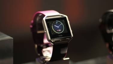 CES 2016: Fitbit planta cara a Apple con reloj inteligente pero no convence al mercado