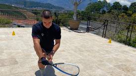 Andrés Acuña suda la gota gorda jugando racquetbol imaginario