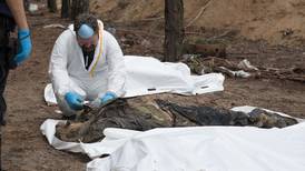 Rusia dice que hallazgo de 400 cadáveres en Izium son ‘mentiras’