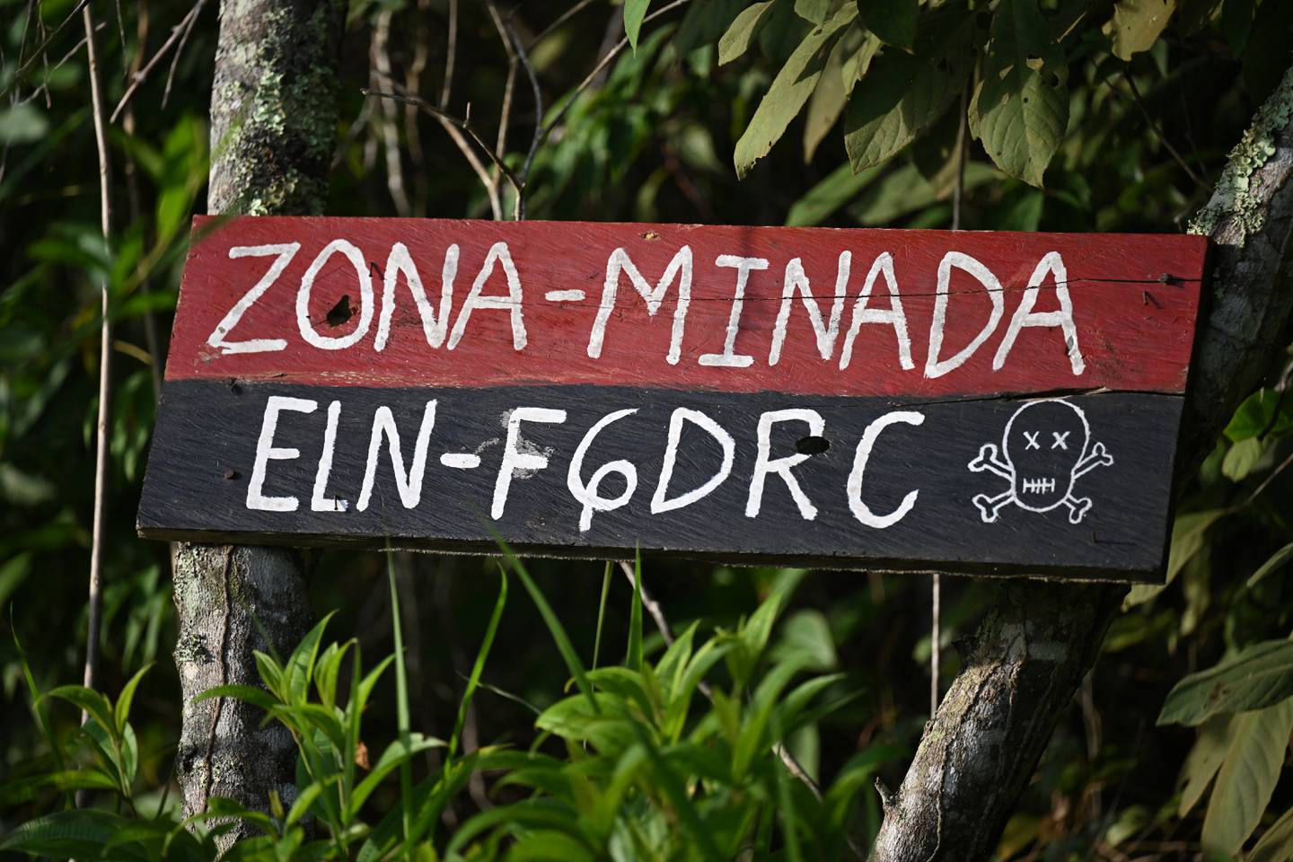 Vista de un cartel de áreas minadas colocadas por el Ejército de Liberación Nacional (ELN) en el municipio de Morales, al sur del departamento de Bolívar, Colombia.
