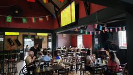 Bares y restaurantes se las ingenian para atraer clientes durante el Mundial de Qatar
