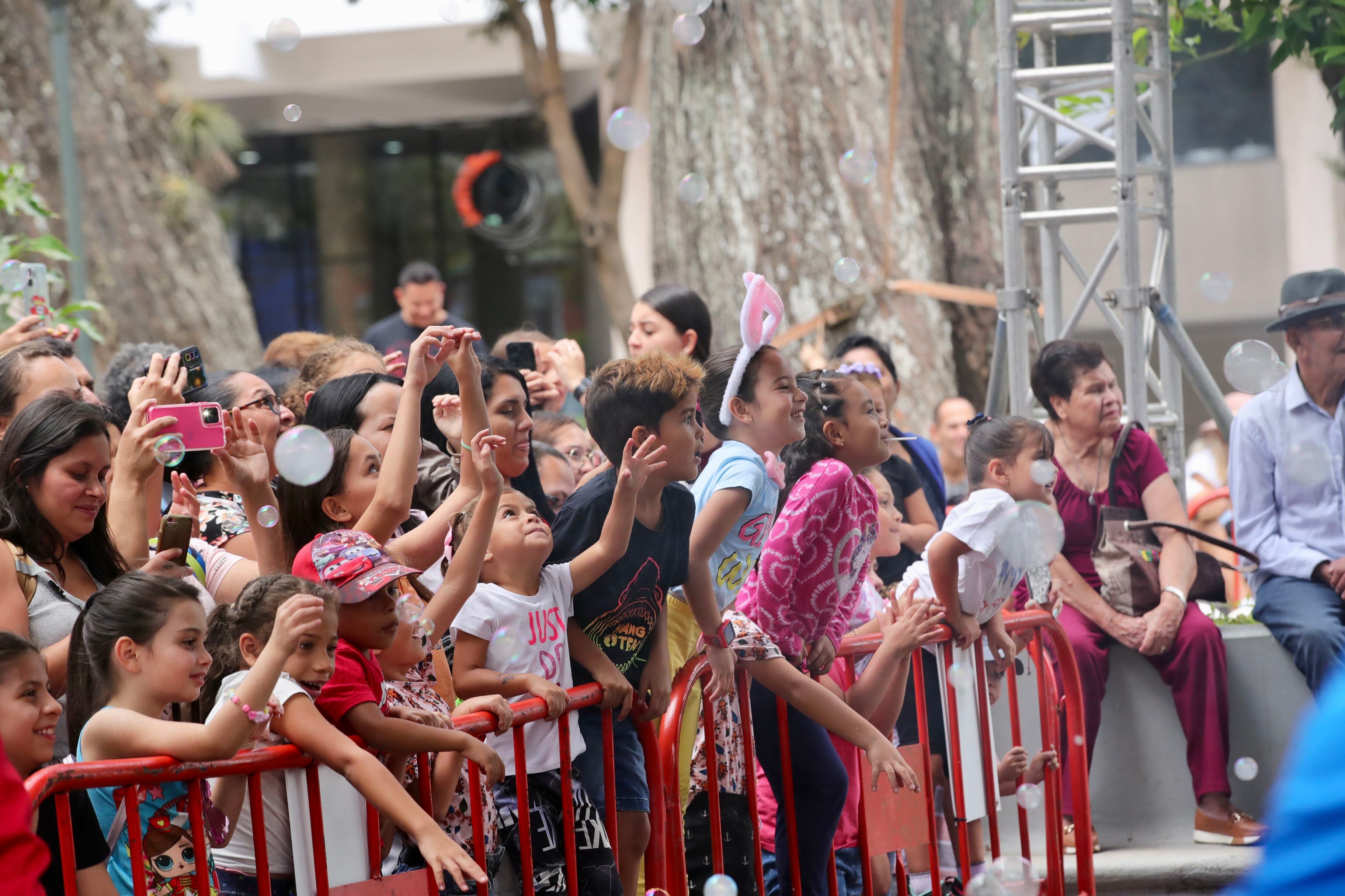 El festival ofrece una gran cantidad de actividades para la niñez. Este público colmado de menores disfrutó al máximo el show de Los Pirulos. Foto: Alonso Tenorio