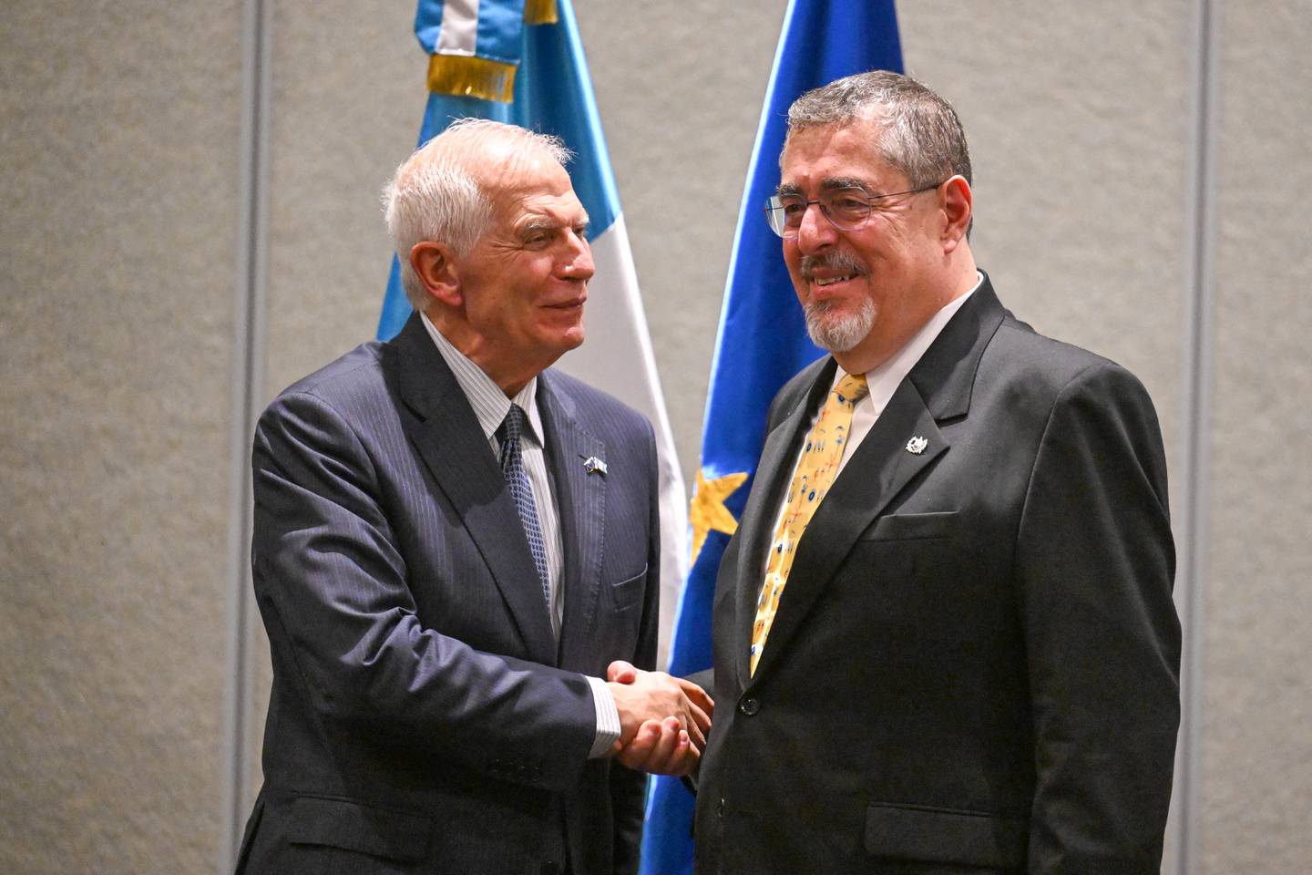 La investidura de Bernardo Arévalo cuenta con la presencia del jefe de la diplomacia europea, Josep Borrell, quien respalda el proceso y demuestra el interés de la Unión Europea en la situación política de Guatemala.