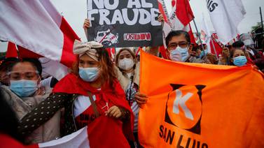 Partidarios de Keiko Fujimori y Pedro Castillo marchan en un Perú sin nuevo presidente