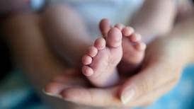 Bebé muere tras estar seis días sola mientras madre paseaba con hombre en Italia
