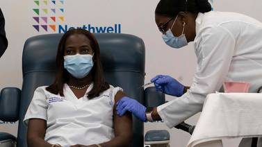 Primera vacuna contra la covid-19 en EE. UU. la recibe trabajadora de la salud de Nueva York