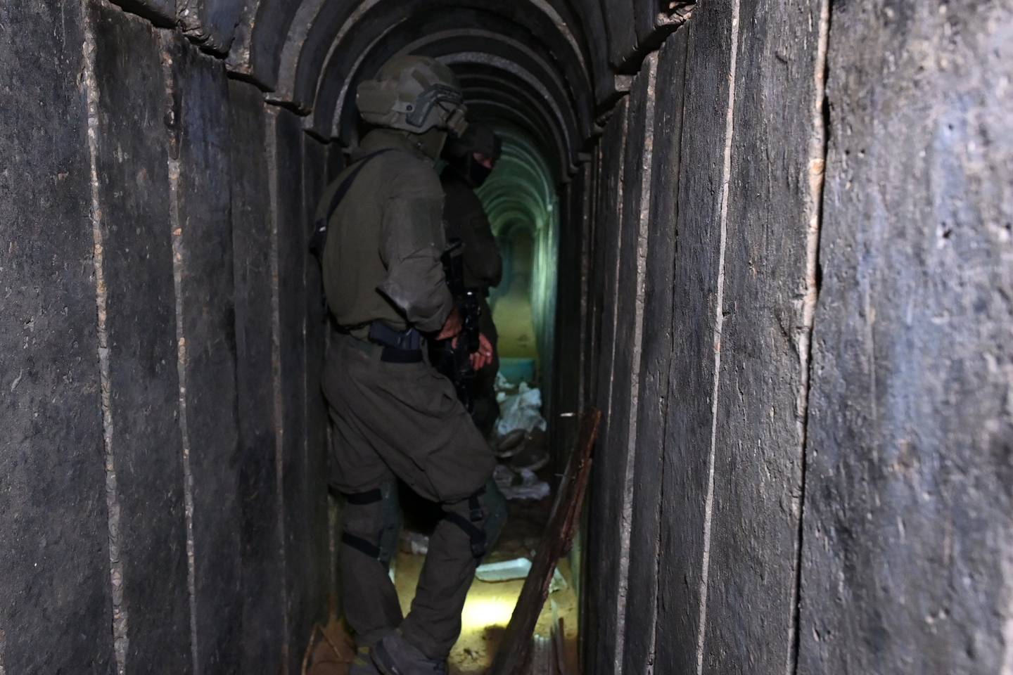 El portavoz de las Fuerzas de Defensa de Israel, Daniel Hsgari, lidera el recorrido en un video de nueve minutos explicando las labores de ingreso y el uso que Hamás hacía de las instalaciones del túnel.