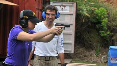 Polígonos de tiro enseñan a menores a disparar armas