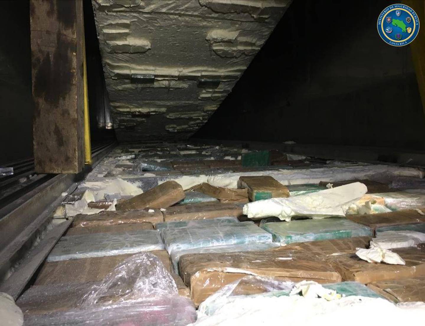 En el piso de un contenedor que llevaba bananos, el sistema de escaneo alertó sobre el millonario cargamento de coca. Foto: Cortesia MSP.