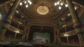 Expertos italianos advierten sobre deterioro de pinturas del Teatro Nacional y la necesidad de intervenirlas