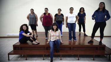 Mujeres salvadoreñas dejaron las ventas en el mercado para debutar en el teatro 