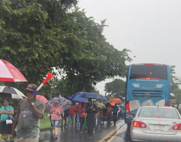 Manifestantes impiden tránsito en Limonal. Foto: Kattia Vizcaíno.
