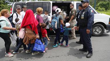Policía de México frena caravana de unos 1.000 migrantes centroamericanos