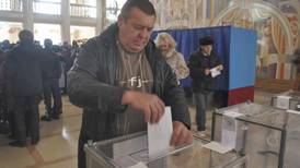 Medio millón de personas han acudido a elecciones en el este de Ucrania