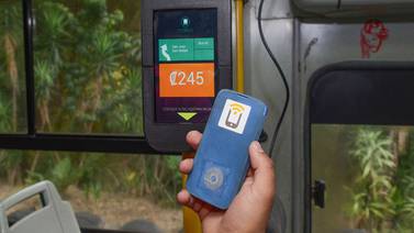 Pago electrónico en transporte público enfrenta brecha en bancarización y tarjetas obsoletas