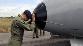 Corrientes impiden rescate de cola del avión de AirAsia