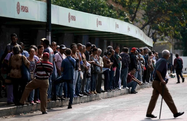 La gente espera el transporte público en medio del peor apagón en el país, en Caracas, Venezuela, el viernes 8 de marzo de 2019. Foto: AP