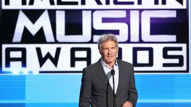 Harrison Ford apareció de sorpresa en los American Music Awards para presentar homenaje a la música de 'Star Wars'