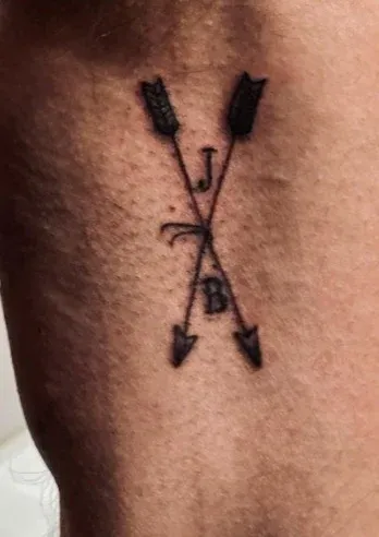 Ben Affleck se tatuó un par de flechas flanqueadas con sus iniciales y las de su esposa: B y J.
