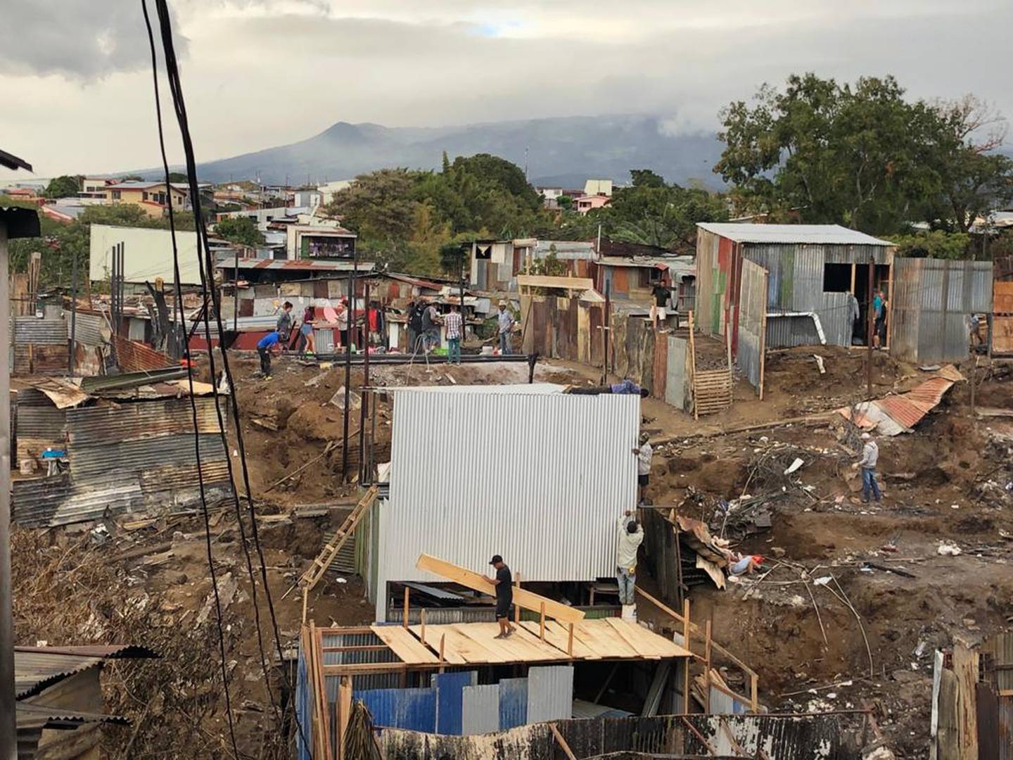 Latas, madera, cemento y otros materiales de construcción se obsevan de nuevo en el terreno del INVU en las Palmas de Guararí, donde un incedio quemó 189 ranchos el 15 de enero.