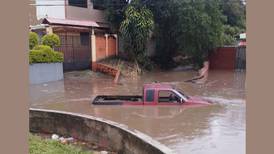 Centro de Alajuela se inundó con solo 15 minutos de lluvia