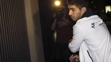 Luis Suárez llegó a Barcelona y el club aplaza su presentación
