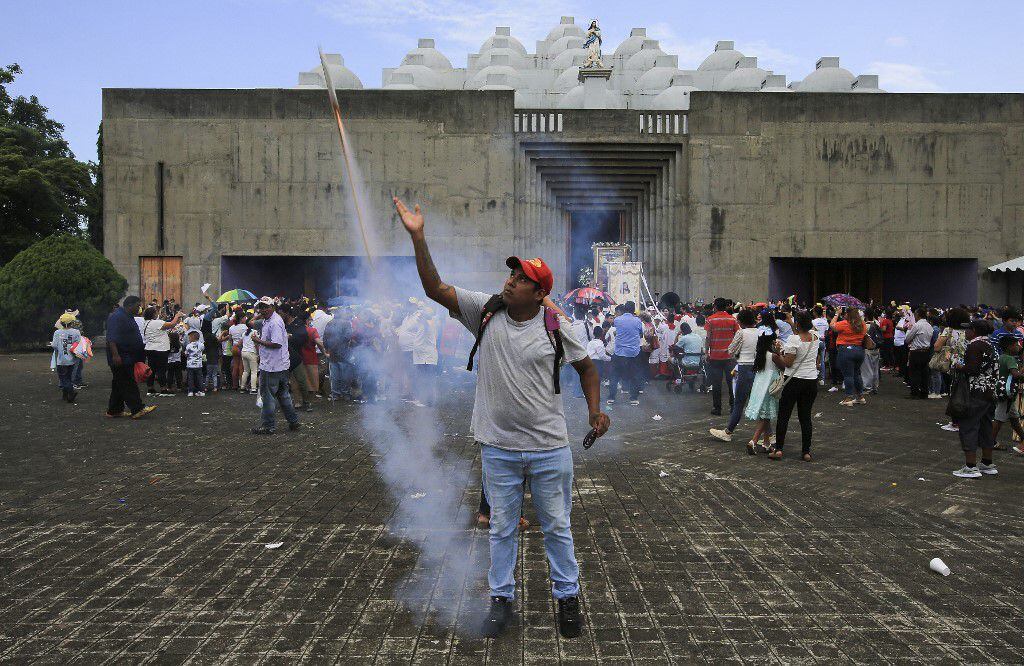 Un hombre lanzó fuegos artificiales durante la procesión en honor a la imagen de la Sangre de Cristo, en la Catedral Metropolitana de Managua.  