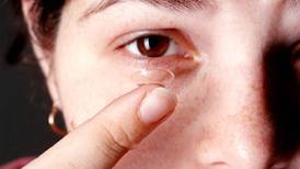 Lentes de contacto protegerán al ojo de daños por la exposición a la luz