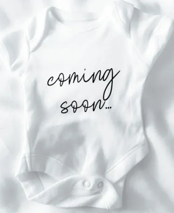 La actriz Lindsay Lohan compartió la foto de una tierna prenda de bebé con el mensaje 'En camino'. 