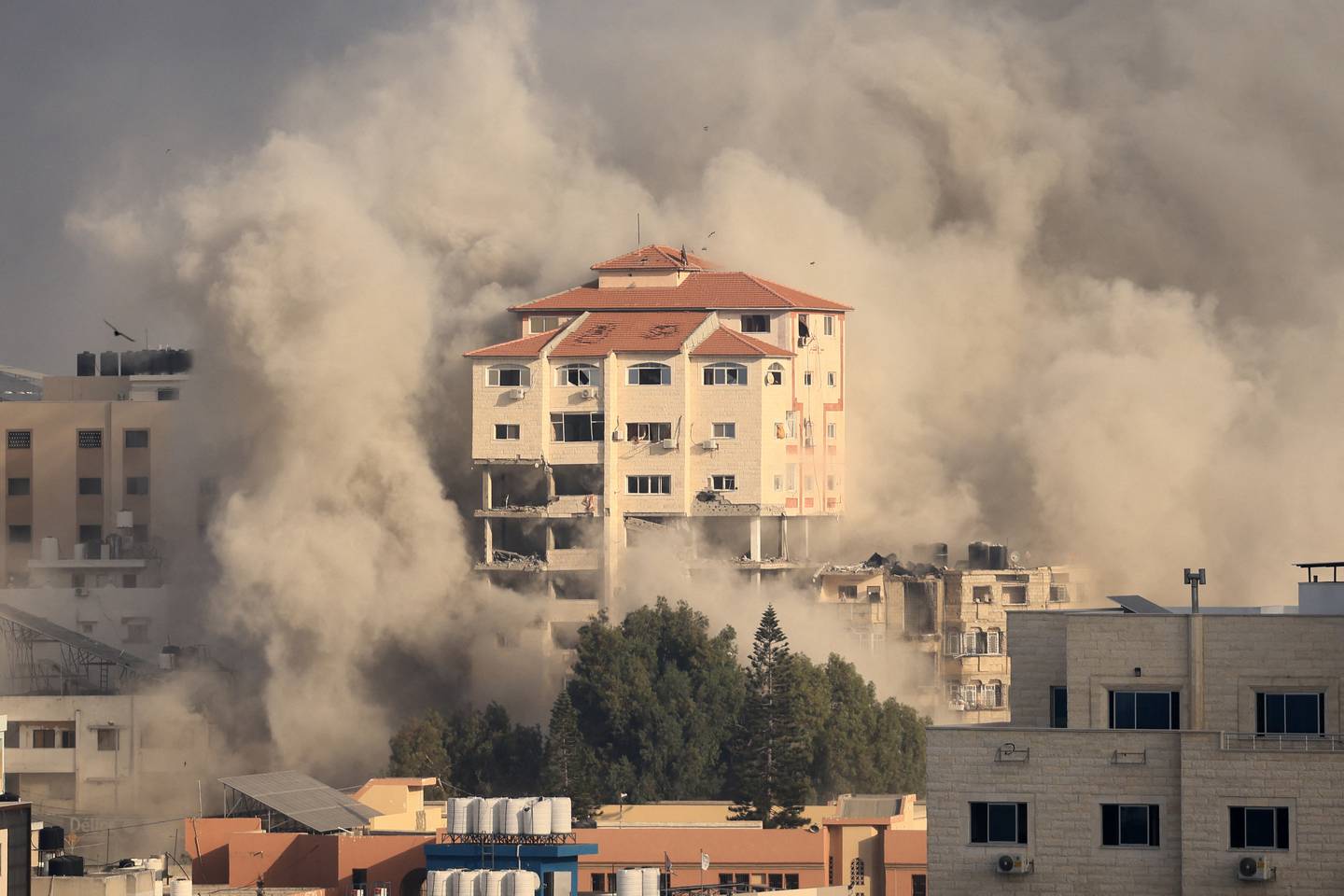 Se elevan columnas de humo tras el bombardeo israelí en la ciudad de Gaza en el quinto día de combates entre Israel y el movimiento Hamás.