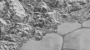 Descubren montículos en Plutón formados por granos congelados de metano