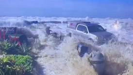 (Video) Gigantescas olas golpean con fuerza la costa de California