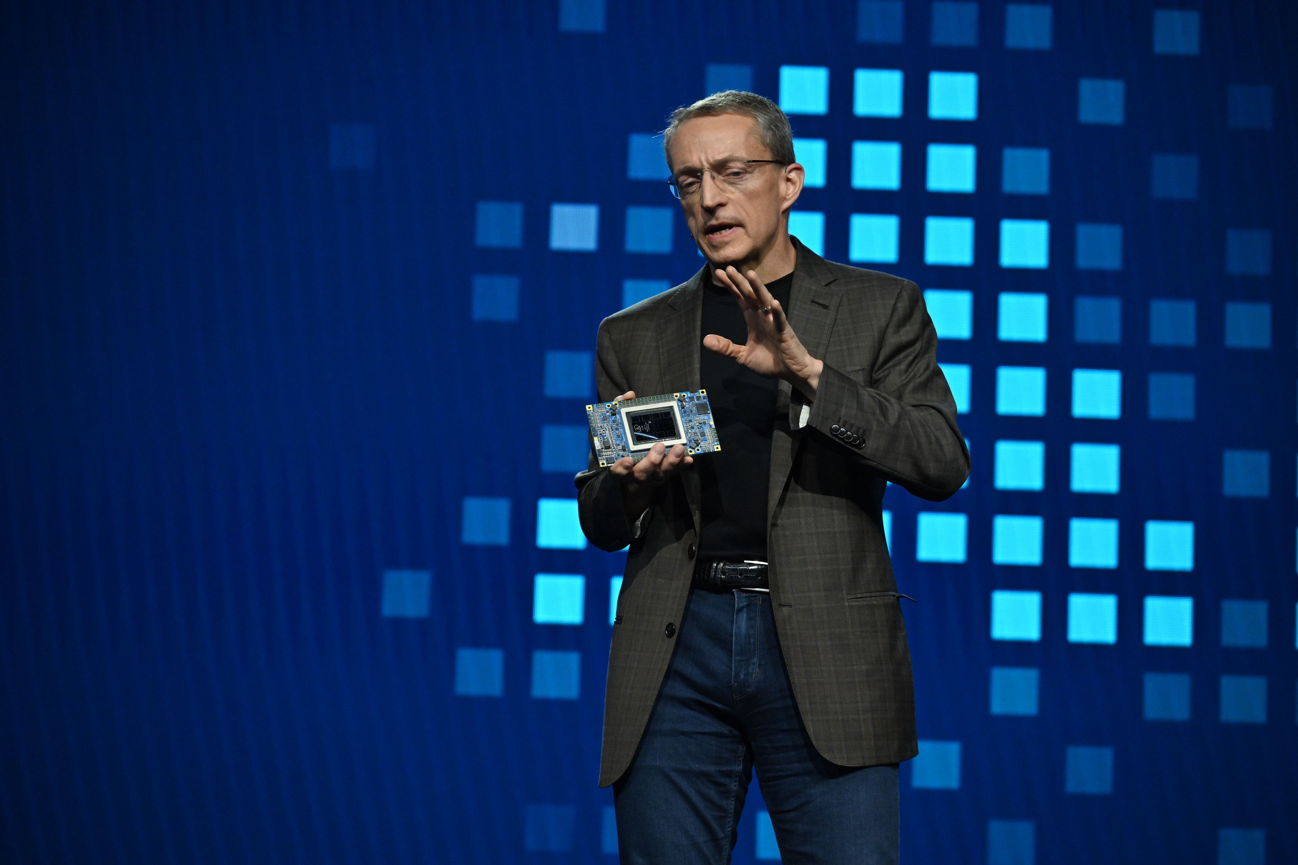 Como parte de los anuncios, Intel presentó nuevos productos como la sexta generación de microprocesadores Xeon. En la foto, el director ejecutivo de Intel, Pat Gelsinger, presentó el acelerador Intel Gaudi 3, el martes 9 de abril del 2024, en el evento Intel Vision en Phoenix, Arizona.