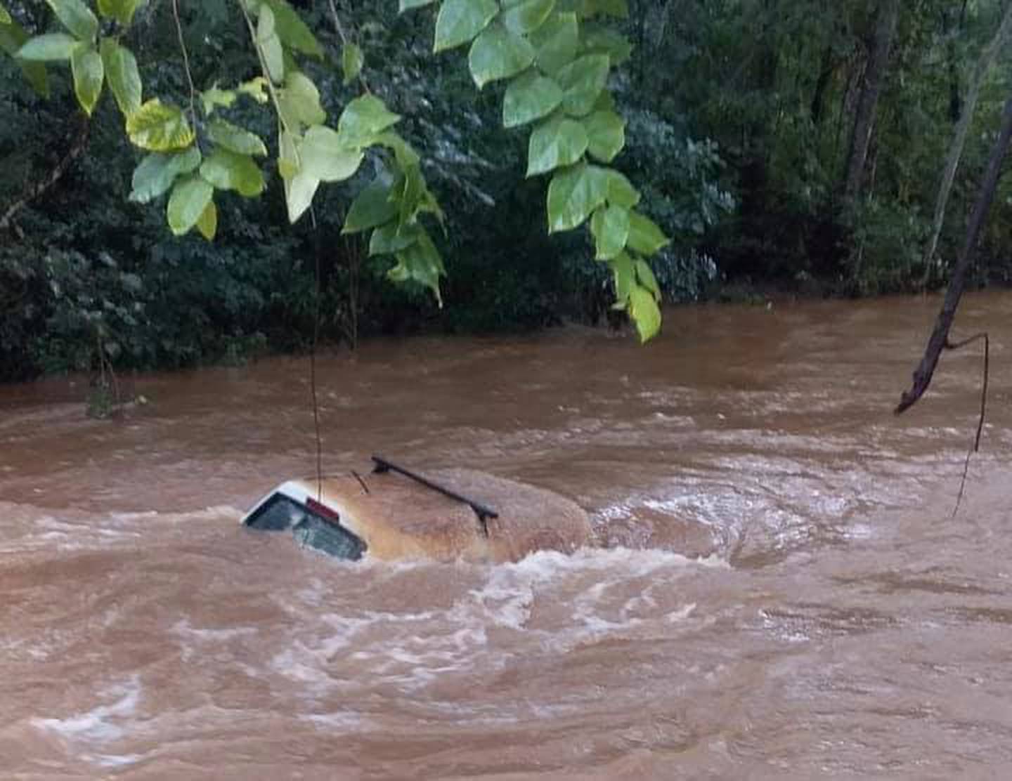 Un carro fue arrastrado por el desbordamiento del río Ostional. No se reportaron personas afectadas. Foto: Cortesía Guana/Noticias.
