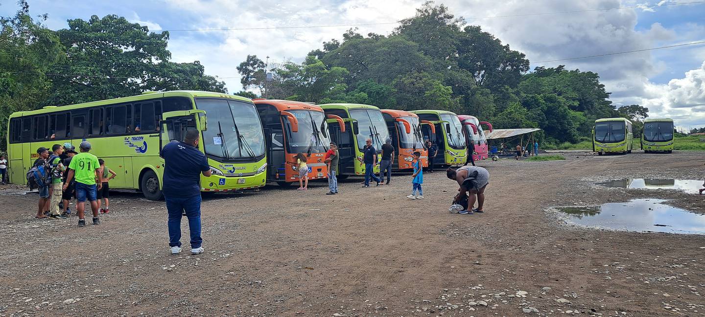 A diario salen entre 30 y 40 buses desde el mismo campo ferial donde se encuentra el refugio.