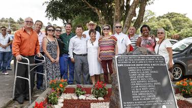 UNA desvela placa en homenaje a fallecidos y sobrevivientes de accidente en Cariblanco de Alajuela