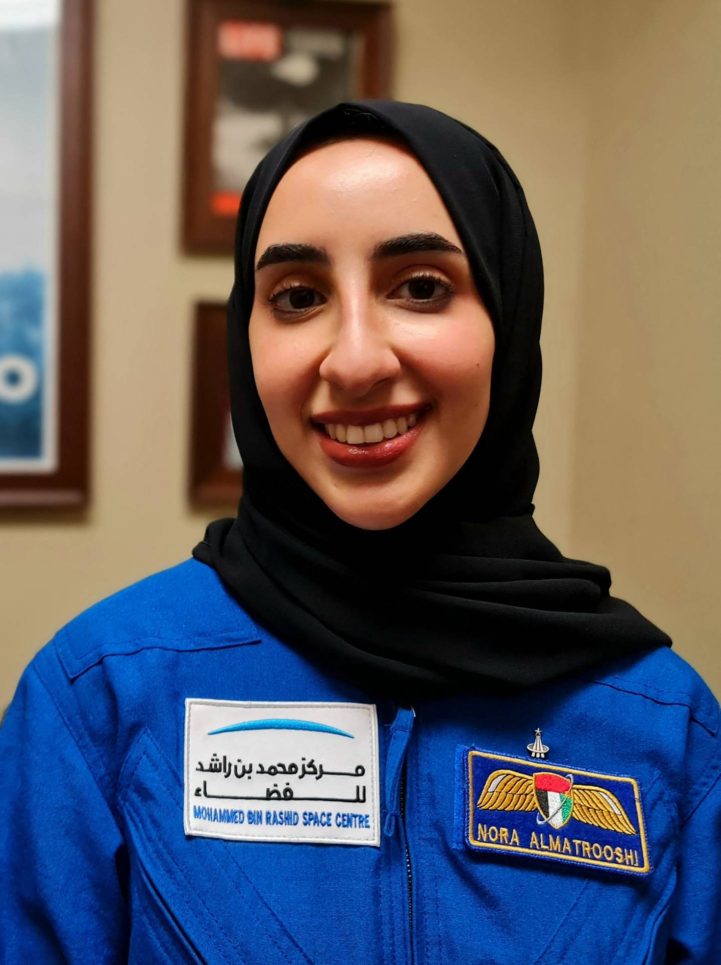 Nora Almatrooshi, la primera mujer astronauta de los Emiratos Árabes Unidos graduada de la NASA.