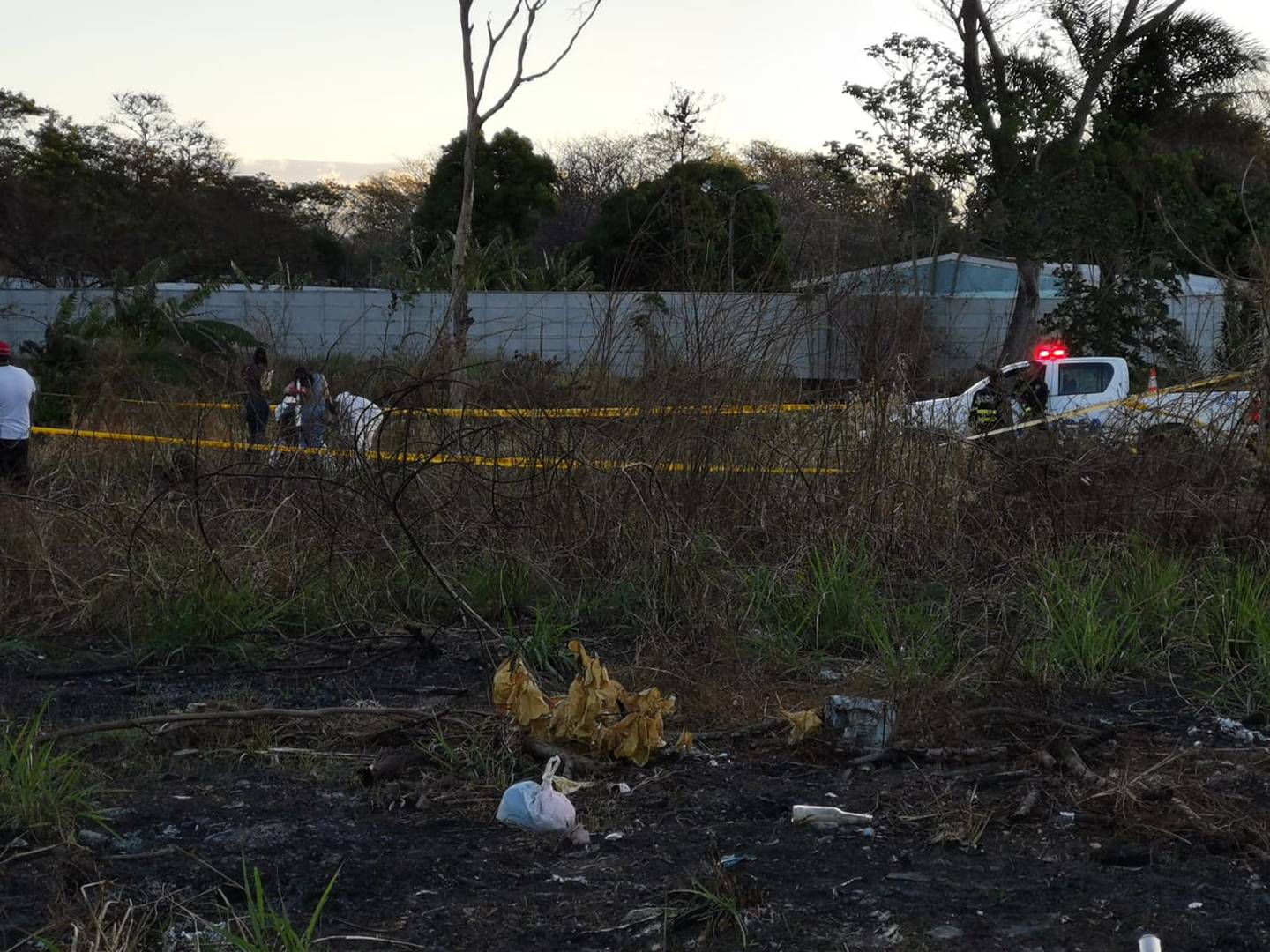 Al amanecer de este sábado los agentes del OIJ todavía recolectaban inidicios en El Roble, donde apareció el cuerpo del sujeto acribillado. Foto: Andrés Garita.