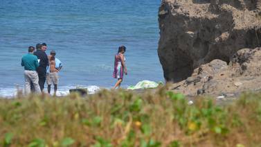 Fotógrafo localiza a un cadáver en playa de Puntarenas
