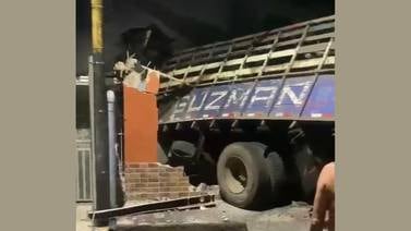 Cuatro heridos tras colisión de camión contra apartamentos en Siquirres de Limón